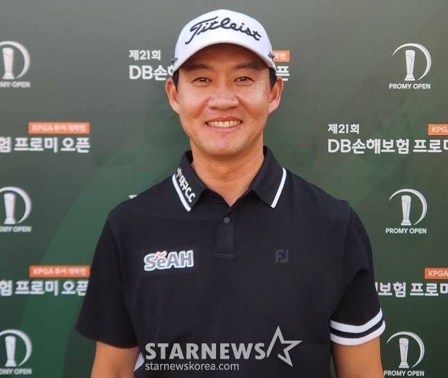 권성열이 18일 춘천 라비에벨 골프앤리조트(파72·7254야드)에서 열린 2026 KPGA 투어 개막전 제21회 DB손해보험 프로미오픈 3라운드를 마친 뒤 스타뉴스와 인터뷰에서 환히 웃고 있다. /사진=안호근 기자