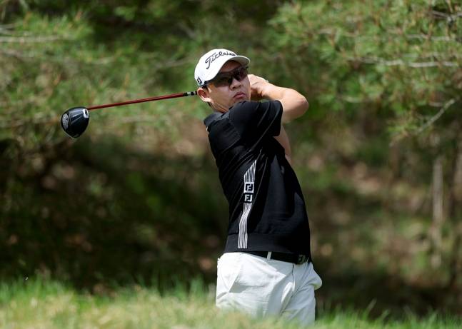 권성열이 18일 춘천 라비에벨 골프앤리조트(파72·7254야드)에서 열린 2026 KPGA 투어 개막전 제21회 DB손해보험 프로미오픈 3라운드에서 9번 홀에서 드라이버 티샷을 하고 있다. /사진=KPGA 제공