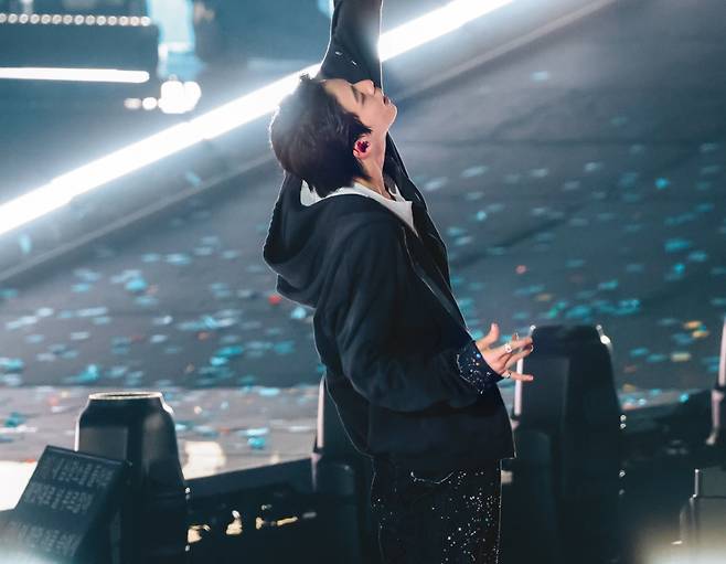 'JIN RULES JINLAND' 방탄소년단 진, 도쿄 콘서트 이틀 내내 굿즈 가장 먼저 품절..무대 찢은 완벽 라이브