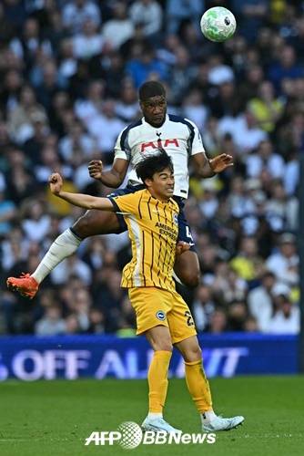 케빈 단소(위)와 미토마 카오루가 공중볼 경합을 펼치고 있다. /AFPBBNews=뉴스1