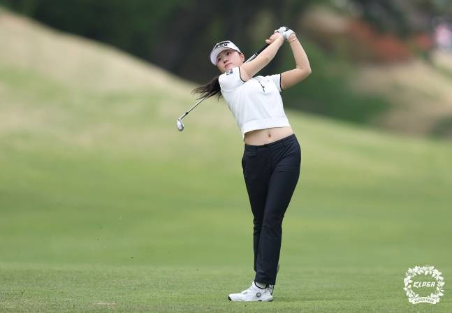 김민선7이 19일 한국여자프로골프(KLPGA) 투어 넥센·세인트나인 마스터즈(총상금 10억 원) 최종 3라운드에서 아이언샷을 날리고 있다.  /사진=KLPGT 제공