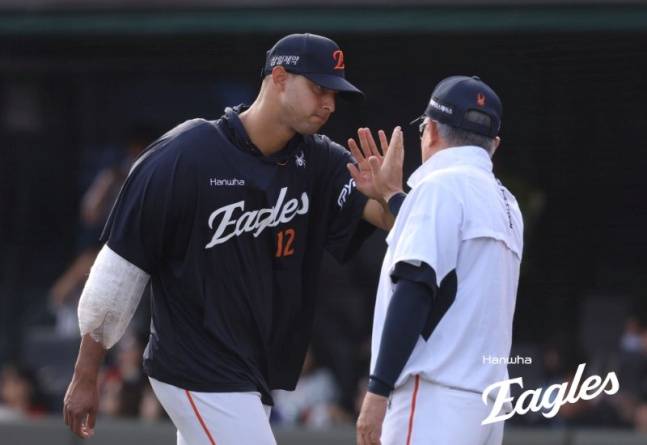 한화 외국인 투수 윌켈 에르난데스가 19일 부산 롯데전에서 승리를 따낸 후 김경문 감독과 하이파이브를 하고 있다. /사진=한화 이글스 제공