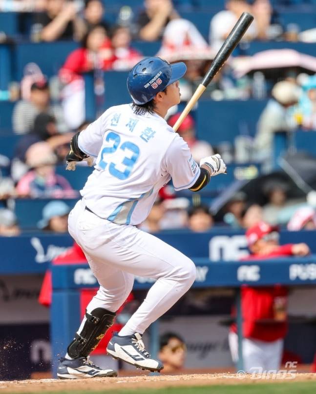 NC 다이노스 천재환이 19일 SSG 랜더스와 홈경기에서 4회말 스리런 홈런을 날리고 있다. /사진=NC 다이노스 제공