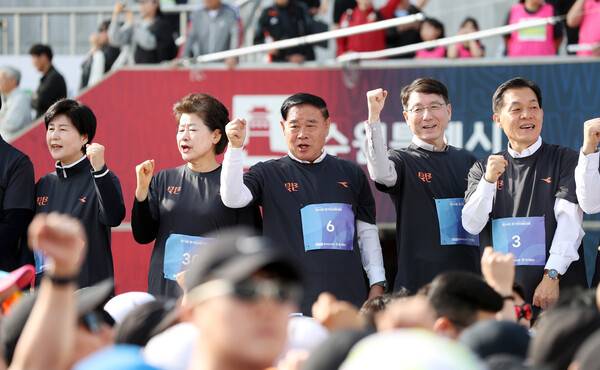'시민 축제의 장' 경기마라톤, 수원시 이재식 의장 감사 인사...이재준 시장 완주 응원.(사진제공=수원특례시의회)