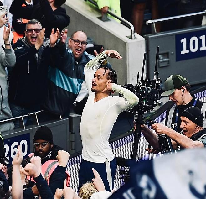 토트넘 홋스퍼는 19일(한국시간) 영국 런던 토트넘 홋스퍼 스타디움에서 열린 브라이턴 앤 호브 알비온과의 2025-2026 잉글리시 프리미어리그 33라운드 홈 경기에서 2-2 무승부를 거뒀다. 이날 사비 시몬스는 1골 1도움을 기록하며 좋은 활약을 펼쳤지만 토트넘이 후반 추가시간 극장 동점골을 허용했다. 이날 무승부로 토트넘은 프리미어리그 18위 자리에서 벗어나는데 실패해 2부리그 강등 가능성이 커졌는데, 시몬스가 경기 후 자신의 사회관계망서비스(SNS)에 브라이턴전에서 골 세리머니를 하는 사진을 게시해 팬들의 조롱을 받았다. 연합뉴스