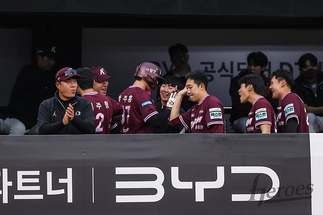 설종진 감독이 이끄는 키움 히어로즈가 19일 수원 KT위즈파크에서 열린 2026 신한 SOL KBO리그 KT 위즈와의 팀 간 3차전에서 승리, 5연패 탈출에 성공했다. 사진 키움 히어로즈