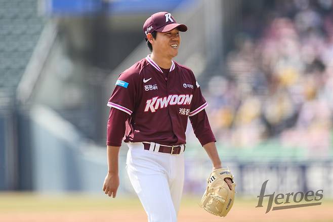 키움 히어로즈 우완 하영민이 19일 수원 KT위즈파크에서 열린 2026 신한 SOL KBO리그 KT 위즈와의 팀 간 3차전에 선발등판, 7이닝 무실점 호투로 팀 5연패 탈출을 견인했다. 사진 키움 히어로즈