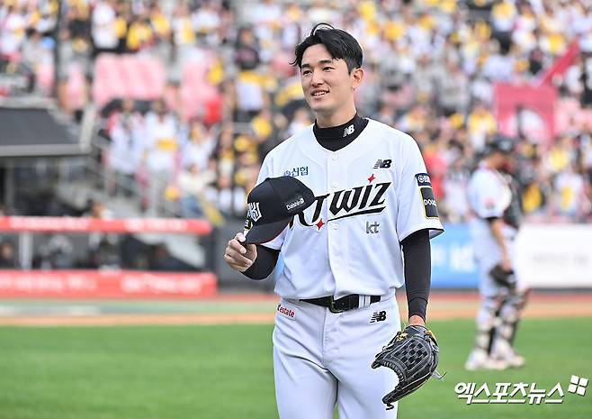 KT 위즈 토종 에이스 고영표가 19일 수원 KT위즈파크에서 열린 2026 신한 SOL KBO리그 키움 히어로즈와의 팀 간 3차전에 선발등판, 6이닝 2실점으로 호투했다. 사진 엑스포츠뉴스 DB