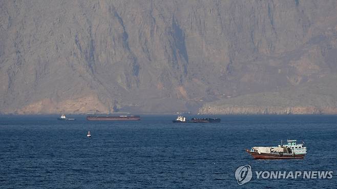 호르무즈 해협 인근 선박들 [로이터 연합뉴스 자료사진 재판매 및 DB금지]