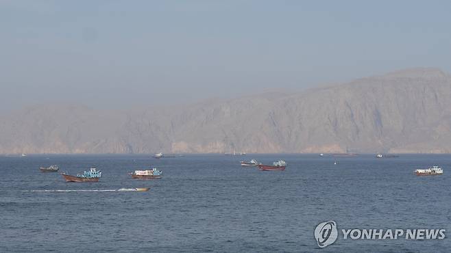 18일 오만 앞바다 호르무즈 해협의 선박들 [로이터 연합뉴스 자료사진. 재판매 및 DB 금지]