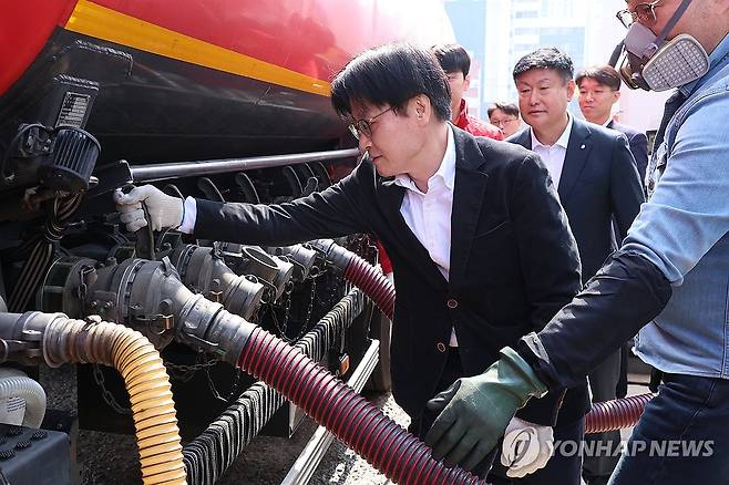 알뜰주유소 현장 방문한 김정관 산업부 장관 (세종=연합뉴스) 김주성 기자 = 김정관 산업통상부 장관이 석유 최고가격제 시행 나흘째인 16일 충북 오송의 한 자영 알뜰주유소에서 최고가격제 적용 유류를 싣고 온 탱크로리의 입하 과정에 직접 참여하고 있다.
    산업통상부는 전날 전국 주유소 1만646곳 가운데 15.3%의 주유소가 휘발윳값을 내리고, 83.7%의 주유소가 가격을 동결하는 등 기름값 인하 흐름이 이어지고 있다고 밝혔다. 2026.3.16 utzza@yna.co.kr