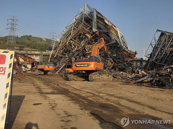 중장비 동원 실종자 수색 이어가 (울산=연합뉴스) 울산화력발전소 보일러 타워 붕괴 사고 9일째인 14일 오전 발전소 현장에서 중장비를 동원한 수색 작업이 밤낮없이 이어지고 있다. 지난 6일 발생한 이 사고로 현재까지 매몰자 7명 중 6명이 사망했고 1명이 잔해 속에 묻혀 실종된 상태다. 2025.11.14 [울산소방본부 제공.재판매 및 DB 금지] young@yna.co.kr