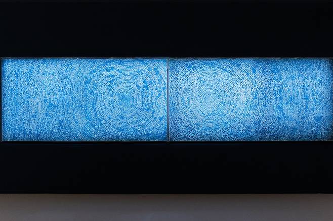 김환기 '우주'(05-IV-71 #200) 글로벌세아 아트스페이스에 전시 된 김환기 '우주'(05-IV-71 #200). 원래는 두폭의 캔버스를 각각 세로로 걸어 정사각형으로 된 작품이지만 최초 소장자 김마태 박사의 소장 방식대로 가로로 길게 전시했다. 
[글로벌세아 아트스페이스 제공. 재판매 및 DB 금지]