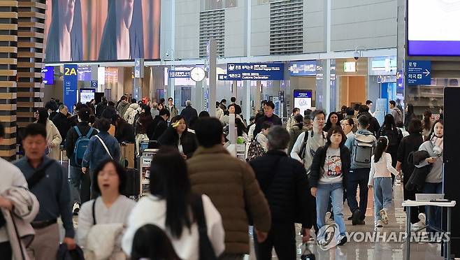 여행객으로 붐비는 인천공항 (서울=연합뉴스) 최재구 기자 = 삼일절을 포함한 연휴가 시작된 27일 인천국제공항 출국장이 해외로 나가려는 여행객 등으로 붐비고 있다. 2026.2.27 jjaeck9@yna.co.kr
