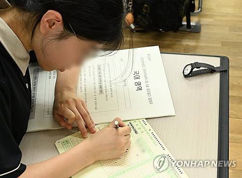 떨리는 모의고사 [연합뉴스 자료사진]