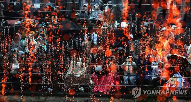 'K-불꽃 예술' (함안=연합뉴스) 김동민 기자 = 부처님오신날이자 어린이날인 5일 오후 경남 함안군 함안면 무진정에서 '제32회 함안낙화놀이 공개행사'가 열리고 있다.
    숯과 한지를 꼬아 만든 낙화봉 수천 개를 줄에 매달아 놓고 일몰 무렵 불을 붙이는 민속놀이다. 2025.5.5 image@yna.co.kr