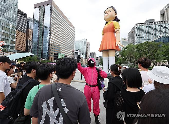 '무궁화 꽃이 피었습니다' (서울=연합뉴스) 서명곤 기자 = 30일 서울 광화문광장에서 2025 K콘텐츠 서울여행주간을 맞아 열린 오징어게임 팝업 광화문 행사에서 시민과 외국인 관광객들이 게임을 즐기고 있다. 2025..6.30 seephoto@yna.co.kr