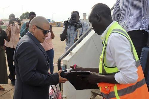 추방된 아프리카 남수단에서 본국인 멕시코로 송환되는 헤수스 무뇨스-구티에레스(왼쪽)
[AP 연합뉴스 자료사진. 재판매 및 DB 금지]