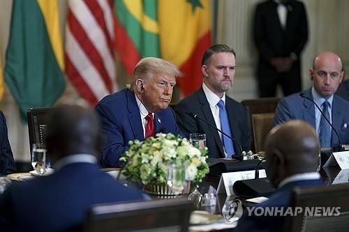 작년 7월 9일(현지시간) 백악관에서 아프리카 5개국 정상과 만난 트럼프 미국 대통령
[UPI 연합뉴스 자료사진. 재판매 및 DB 금지]
