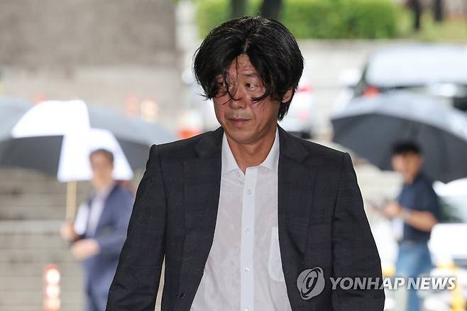 법원 도착한 남욱 변호사 (서울=연합뉴스) 신현우 기자 = 남욱 변호사가 11일 오전 서울 서초구 서울중앙지방법원에서 열린 대장동 개발 로비·특혜 의혹 사건 관련 공직자 이해충돌방지법 위반 혐의 4회 공판준비기일에 출석하고 있다. 2023.8.11 nowwego@yna.co.kr