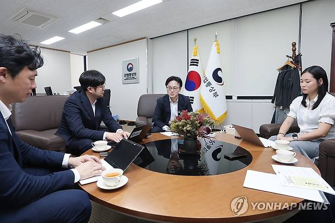 연합뉴스와 인터뷰하는 김정관 산업통상부 장관 (서울=연합뉴스) 서대연 기자 = 김정관 산업통상부 장관이 지난 16일 서울 종로구 정부서울청사에서 연합뉴스와 인터뷰하고 있다. 2026.4.19 dwise@yna.co.kr