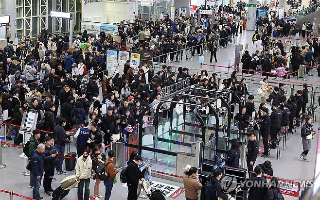 여행객으로 붐비는 김해국제공항 [연합뉴스 자료사진]