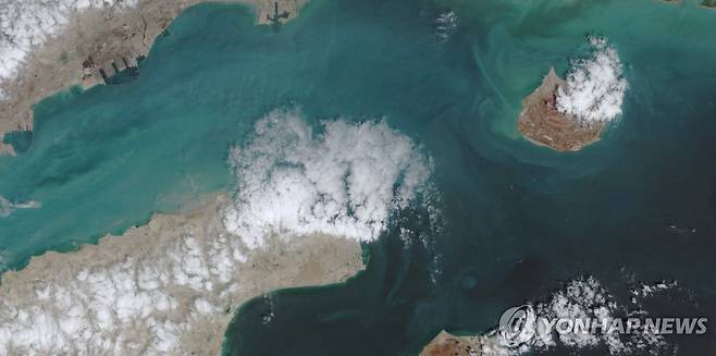지난 17일 촬영한 호르무즈 해협 위성사진 [로이터=연합뉴스. 재판매 및 DB 금지]