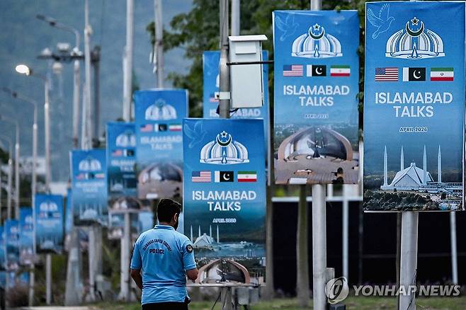 파키스탄 이슬라마바드에 걸린 미국-이란 회담 포스터 [AFP=연합뉴스. 재판매 및 DB 금지]