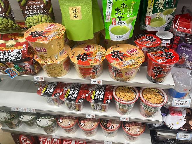 15일 일본 미나토구 편의점 패밀리마트 매장의 신라면툼바와 신라면 [촬영 김윤구]