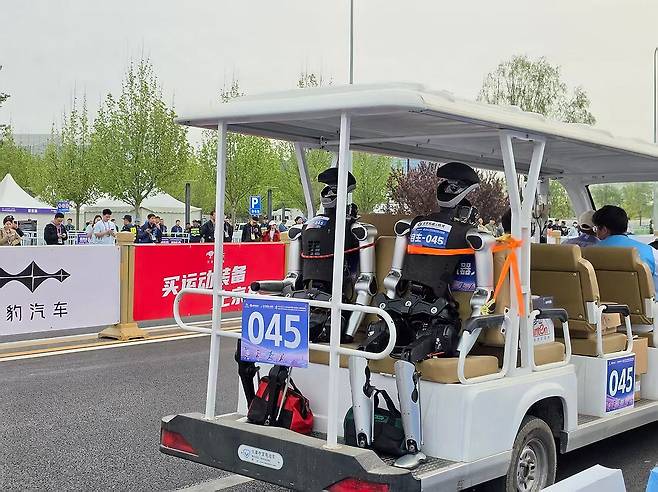 교체를 위해 카트에 실려있는 휴머노이드 (베이징=연합뉴스) 김현정 특파원 = 19일 중국 베이징시 이좡에서 개최된 '제2회 휴머노이드 로봇 하프마라톤 대회'에서 교체를 위한 휴머노이드가 카트에 실려있다. 2026.4.19 hjkim07@yna.co.kr