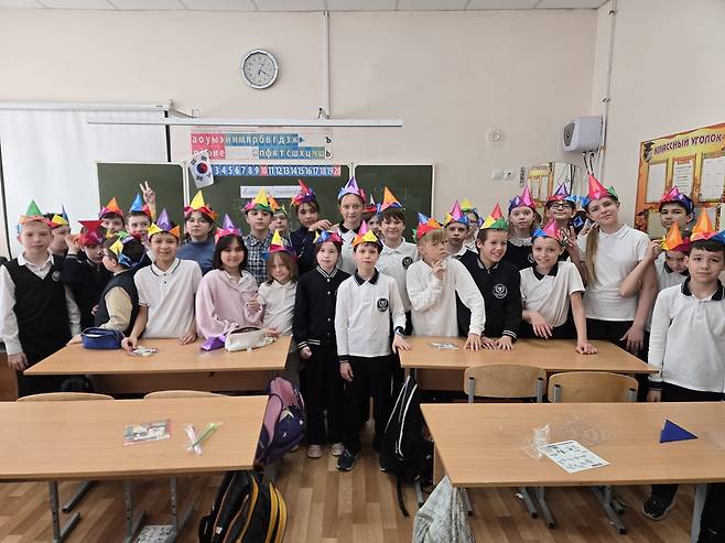 K-종이접기 수업 후 기념촬영한 카잔 '28김나지아' 학생들 (서울=연합뉴스) 17일 러시아 카잔 28김나지아 학생들이 종이접기 수업에서 만든 왕관을 쓰고 기념사진을 찍고 있다.  [카잔연방대 한국학연구소 제공]