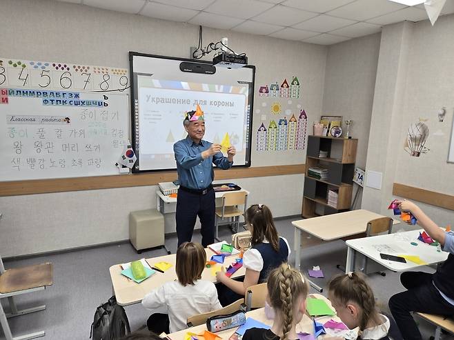 K-종이접기 수업 지도하는 카잔연방대 한국학연구소 고영철 소장  [카잔연방대 한국학연구소 제공]
