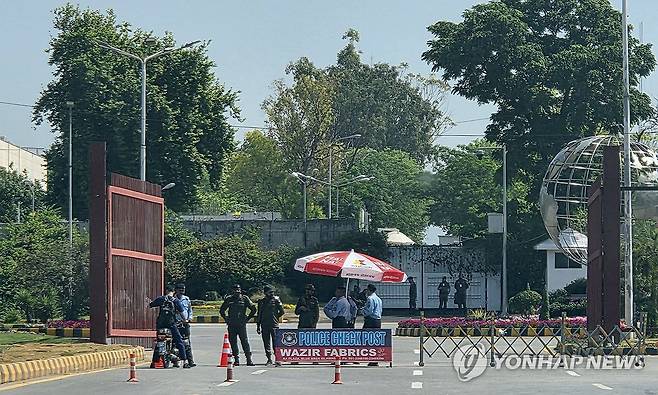 경찰에 막힌 이슬라마바드 '레드존' (이슬라마바드=연합뉴스) 손현규 특파원 = 미국과 이란이 2차 종전 협상을 앞둔 가운데 19일(현지시간) 중재국인 파키스탄 수도 이슬라마바드에 주요 정부 기관이 모인 '레드존'(red zone·적색구역) 주변에서 현지 경찰관들이 검문검색을 하고 있다. 2026.4.19 son@yna.co.kr