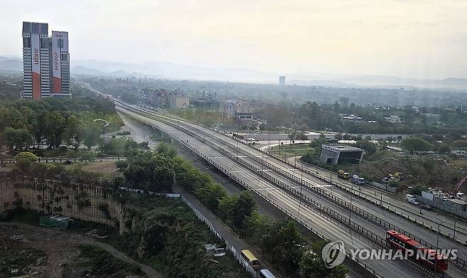 2차 종전 협상 앞둔 이슬라마바드 시내 도로 (이슬라마바드=연합뉴스) 손현규 특파원 = 미국과 이란이 2차 종전 협상을 앞둔 가운데 19일(현지시간) 중재국인 파키스탄 수도 이슬라마바드 주요 도로가 차량이 없어 한산한 모습이다. 2026.4.19 son@yna.co.kr