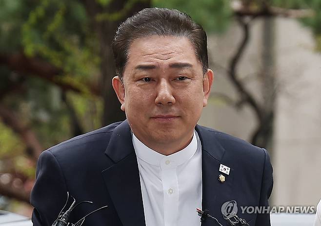 조사 향하는 김병기 (서울=연합뉴스) 김성민 기자 = 뇌물수수 의혹 등을 받는 무소속 김병기 의원이 10일 서울 마포구 서울경찰청 공공범죄수사대에 조사를 받기 위해 출석하고 있다. 2026.4.10 ksm7976@yna.co.kr