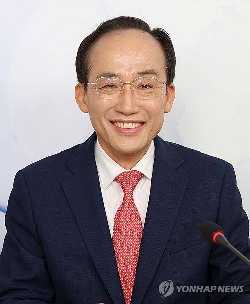 국민의힘 대구시장 경선 토론회     (대구=연합뉴스) 김현태 기자 = 19일 대구 중구 매일신문사 스튜디오에서 열린 '제9회 전국동시지방선거 국민의힘 대구광역시장 경선 비전토론회'에서 추경호 후보가 토론회 시작에 앞서 기념 촬영을 하고 있다. 2026.4.19
    mtkht@yna.co.kr