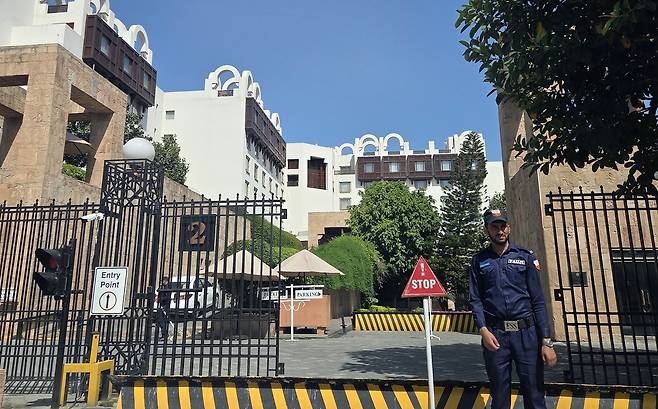 보안요원 지키는 미·이란 협상장 '세레나 호텔' (이슬라마바드=연합뉴스) 손현규 특파원 = 미국과 이란이 2차 종전 협상을 앞둔 가운데 19일(현지시간) 회담 장소로 유력한 파키스탄 이슬라마바드 세레나 호텔 입구를 보안요원이 지키고 있다. 2026.4.19