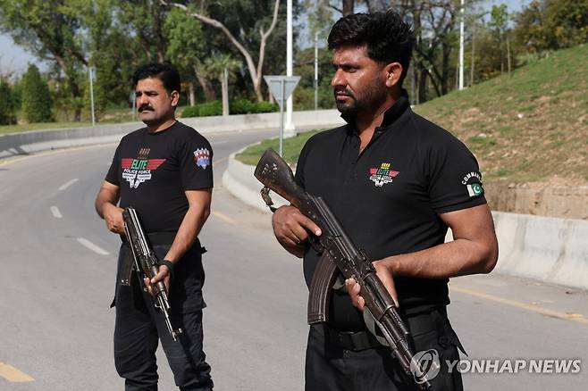 소총 들고 경계근무 중인 이슬라마바드 경찰 (이슬라마바드 로이터=연합뉴스) 19일(현지시간) 파키스탄 수도 이슬라마바드에서 소총으로 무장한 경찰들이 경계 근무를 하고 있다.