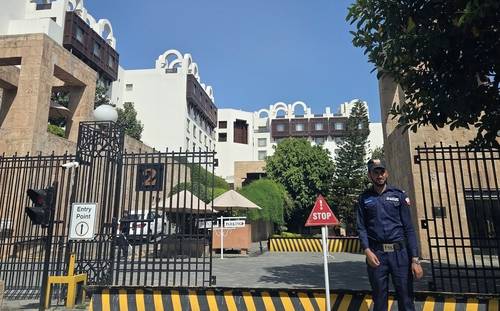 보안요원 지키는 미·이란 협상장 '세레나 호텔' (이슬라마바드=연합뉴스) 손현규 특파원 = 미국과 이란이 2차 종전 협상을 앞둔 가운데 19일(현지시간) 회담 장소로 유력한 파키스탄 이슬라마바드 세레나 호텔 입구를 보안요원이 지키고 있다. 2026.4.19