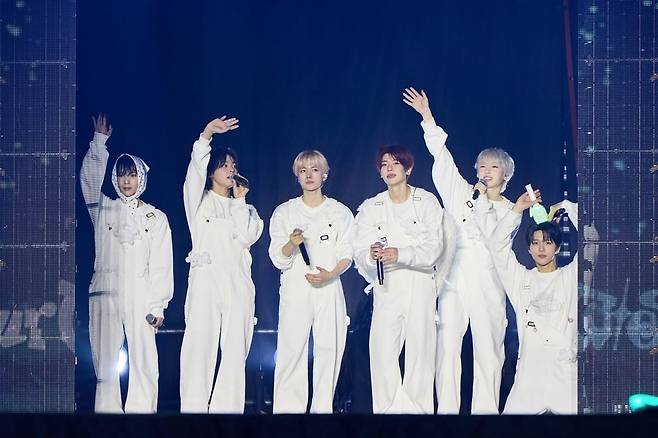 그룹 NCT WISH가 첫 번째 단독 앙코르 콘서트 'NCT WISH 1st CONCERT TOUR 'INTO THE WISH : Our WISH' ENCORE IN SEOUL'에서 팬들에게 손을 흔들고 있다./사진제공=SM엔터테인먼트