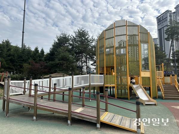 광명시 소하동 무장애통합놀이터(꽃향기 어린이공원)는 휠체어를 탄 장애 아동도 올라갈 수 있도록 턱이 없다. 2026.4.17 /목은수기자wood@kyeongin.com