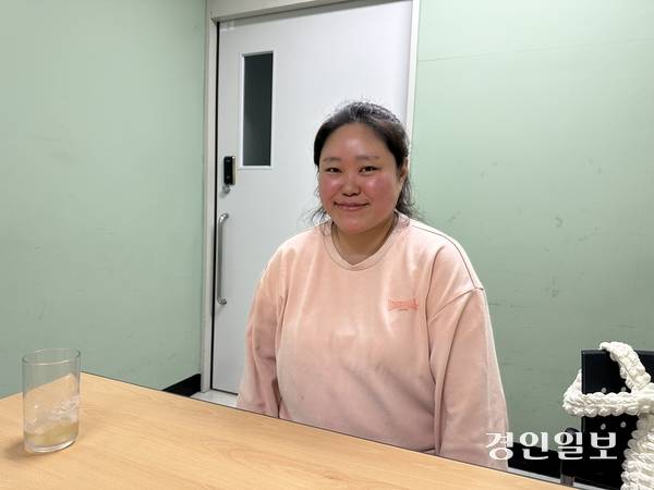 수원시 권선구 호매실장애인종합복지관에서 만난 김선경(40)씨는 세이브더칠드런 장애아동발달지원사업의 놀이지원 서비스를 통해 “아이에게 주도권을 넘겨주고, 아이가 할 때까지 기다려주는 게 ‘놀이’라는 걸 배웠다”고 했다. 2026.4.17 /목은수기자wood@kyeongin.com