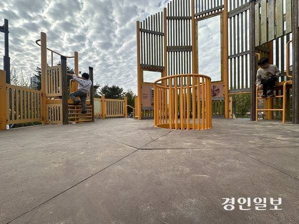 광명시 소하동 무장애통합놀이터(꽃향기 어린이공원)내 놀이시설에는 휠체어를 탄 장애 아동도 이용할 수 있도록 넓은 이동 통로가 확보돼 있다. 2026.4.17 /목은수기자wood@kyeongin.com