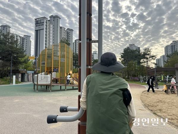 광명시 무장애 통합놀이터(꽃향기 어린이공원)에서 만난 김완규(74)씨는 오른쪽 신체가 마비돼 전동휠체어를 이용하고 있다. 그는 기구를 잡고 왼쪽 다리의 힘으로 몸을 일으키며 근력운동을 하고 있었다. 김 씨는 “인도가 넓어 이동이 편리하고, 공원 화장실도 휠체어 이용이 가능할 만큼 넓어 운동을 위해 매일 찾는다”고 말했다. 2026.4.19 /목은수기자wood@kyeongin.com