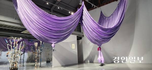 곽인탄, 안태원, 우한나, 이형구 동시대 조각가 4인의 전시 ‘변신 연습’이 열리고 있는 인천아트플랫폼 현장. 2026.4.20 /김성호기자 ksh96@kyeongin.com