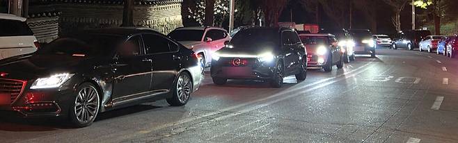 ▲수봉공원 입구 앞에 줄지어 있는 차량들.&nbsp;/강현서 수습기자 tounou@incheonilbo.com