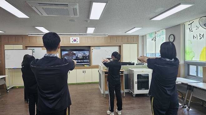 ▲ 학생들이 '온꾸미즘' 활동을 통해 K-POP 댄서 체험을 하고 있다. /사진제공=화성오산교육지원청