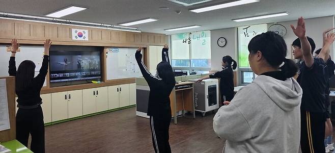 ▲&nbsp;학생들이&nbsp;온(ON)꾸미즘 활동을 통해 K-POP 댄서 체험을 하고 있다. /사진제공=화성오산교육지원청