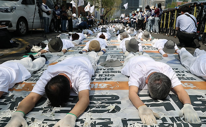 ▲&nbsp;15일 전국장애인부모연대가 김창민 영화감독 상해치사 사건 부실수사 규명 촉구 오체투지를 진행하고 있다./연합뉴스