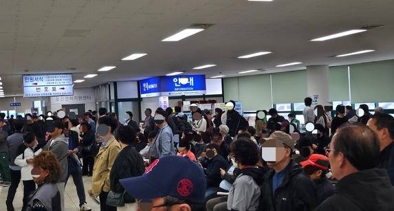 신 운전면허시스템이 전면 도입된 오늘(20일) 갑작스러운 전산 오류로 시민 수백명이 인천운전면허시험장에서 혼선을 빚고 있다. 2026.04.20 [사진 = 이장원 기자]